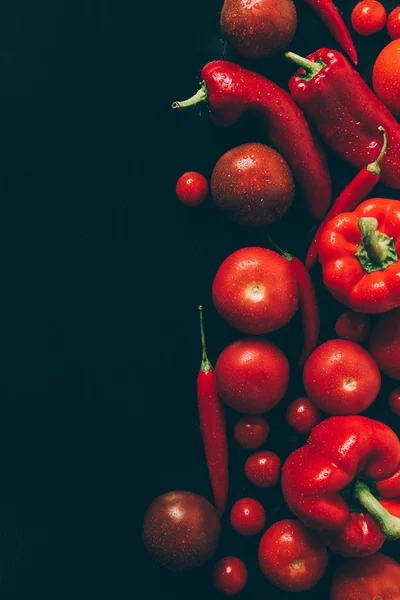 Vue du dessus des tomates rouges, des poivrons et des piments sur la table noire grise — Photo de stock