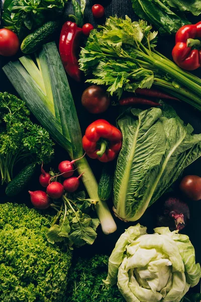 Vista superior de puerro, pimientos y diferentes verduras en la mesa - foto de stock