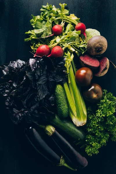 Draufsicht auf Radieschen, Auberginen und Tomaten auf grauem, dunklem Tisch — Stockfoto