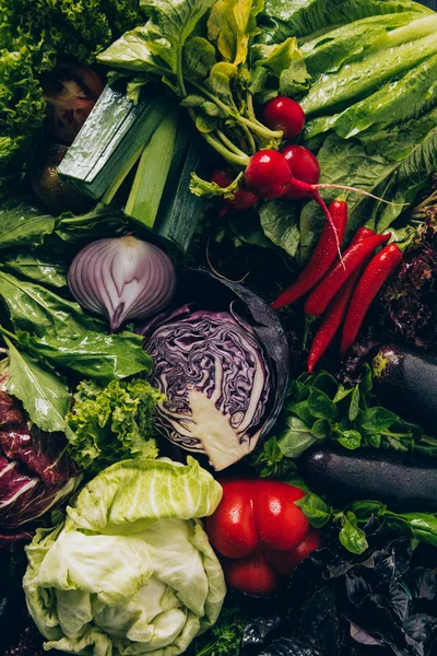 Vue du dessus du chou rouge, salade verte, radis et délicieux légumes sur la table — Photo de stock