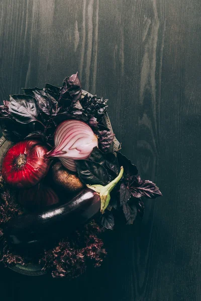 Erhöhte Ansicht von Basilikum, Zwiebeln und Auberginen auf dem Teller — Stockfoto