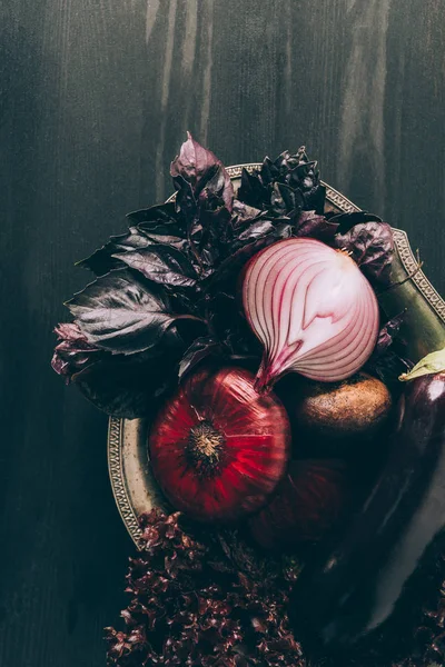 Vue de dessus du basilic, des oignons et de l'aubergine sur plaque grise — Photo de stock