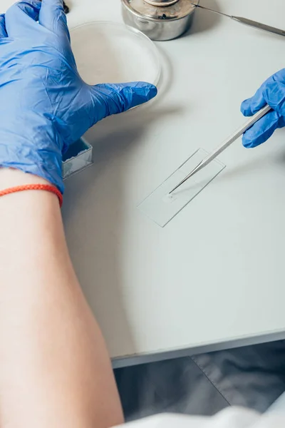 Visão parcial do cientista durante o trabalho em laboratório moderno — Fotografia de Stock