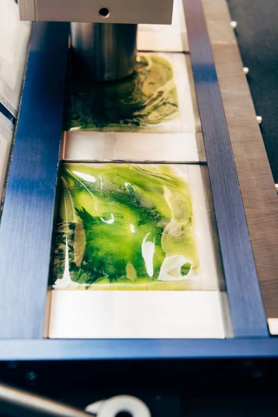 Селективний фокус трави в пакетах у сучасній лабораторії біотехнологій — стокове фото
