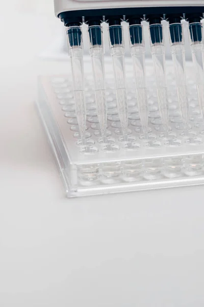 Nahaufnahme einer Mehrkanal-Pipette im modernen Biotechnologie-Labor — Stockfoto
