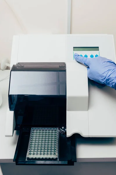 Imagen recortada del científico utilizando pcr cycler en laboratorio de biotecnología - foto de stock