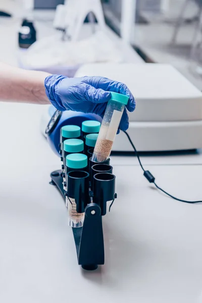 Immagine ritagliata del biologo durante il lavoro con tubi in laboratorio moderno — Foto stock