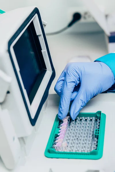 Imagen recortada del científico tomando matraz en laboratorio de biotecnología - foto de stock