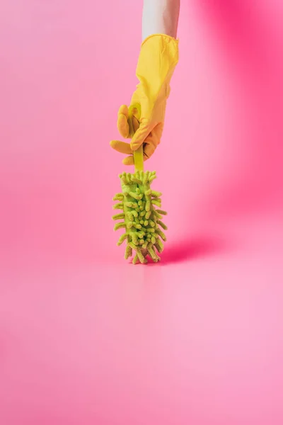 Image recadrée de femme nettoyante dans un gant en caoutchouc tenant la brosse en microfibre de la boîte, fond rose — Photo de stock