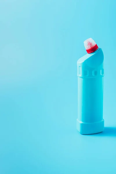 Close up view of cleaning fluid, blue background — Stock Photo