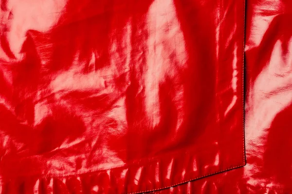 Vista elevada de couro vermelho têxtil brilhante como fundo — Fotografia de Stock