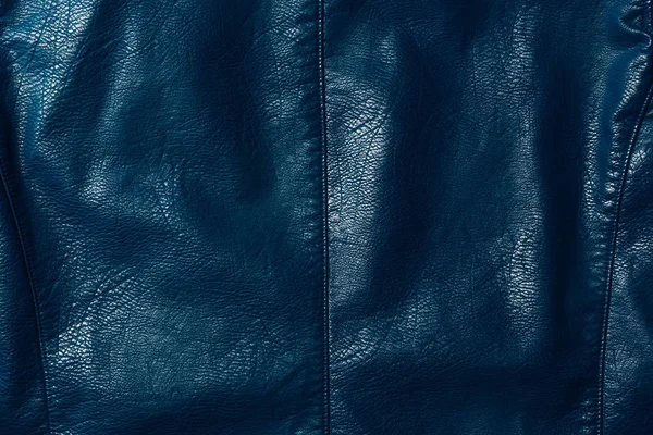 Vue surélevée du cuir bleu foncé textile brillant comme fond — Photo de stock