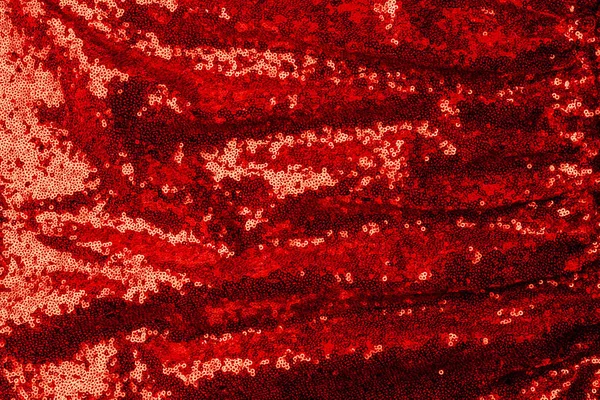 Vista superior de tecido vermelho com lantejoulas brilhantes como fundo — Fotografia de Stock