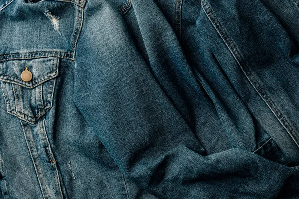 Vue du dessus de la veste en denim comme fond — Photo de stock