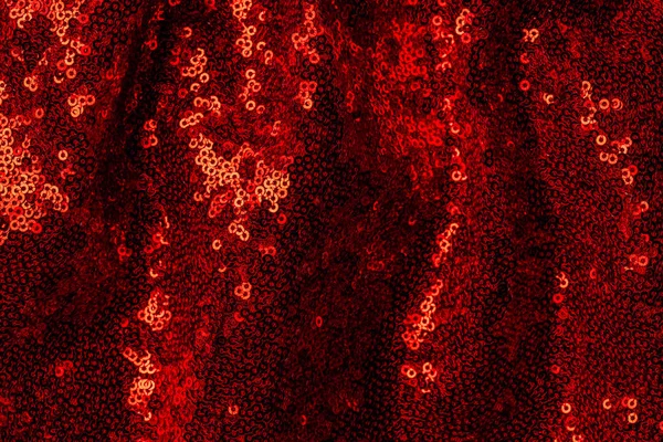 Vue de dessus du textile rouge foncé avec des paillettes brillantes comme arrière-plan — Photo de stock