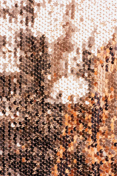 Vue de dessus du textile beige avec des paillettes brillantes comme arrière-plan — Photo de stock