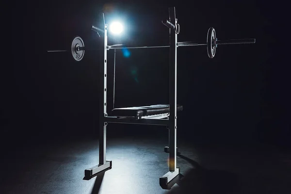 Vista da vicino del bilanciere in palestra, sfondo nero — Foto stock