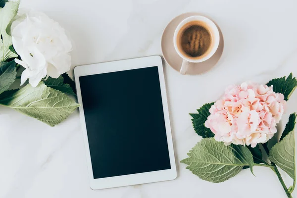 Top view of hortensia flowers, coffee and digital tablet with blank screen on marble surface — Stock Photo