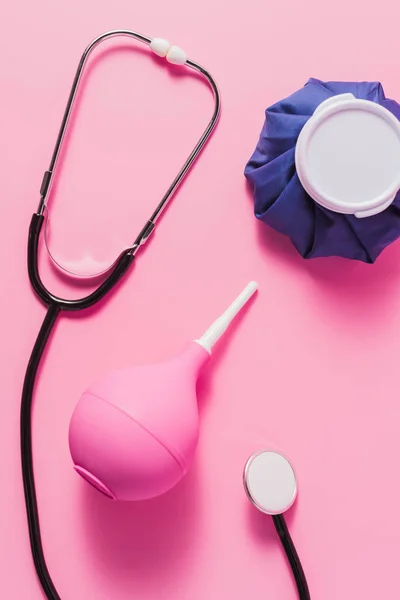 Вид сверху на различные медицинские инструменты на розовой поверхности — стоковое фото