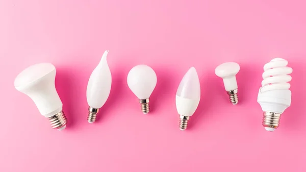 Vista superior de varios tipos de lámparas en rosa, concepto de energía - foto de stock