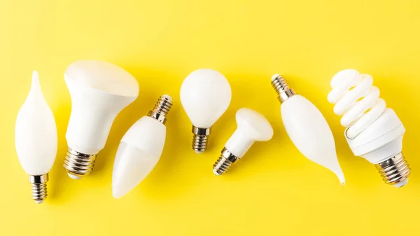 Vue de dessus de différents types d'ampoules sur jaune — Photo de stock
