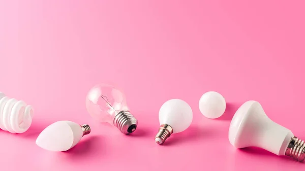 Vista de cerca de varias bombillas en rosa, concepto de energía - foto de stock