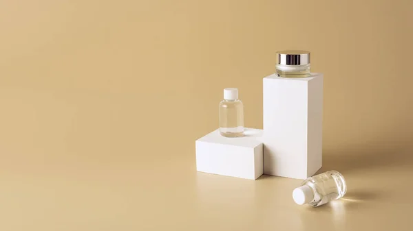 Закрыть вид на мицеллярную воду в бутылках и крем для лица в стеклянной банке на белых кубиках на бежевом фоне — стоковое фото