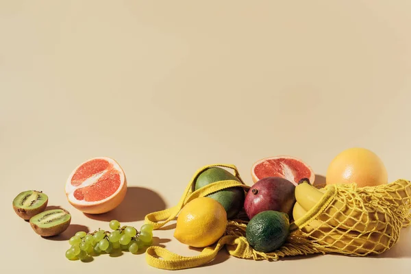 Fruta jugosa fresca madura y bolsa de hilo en marrón - foto de stock