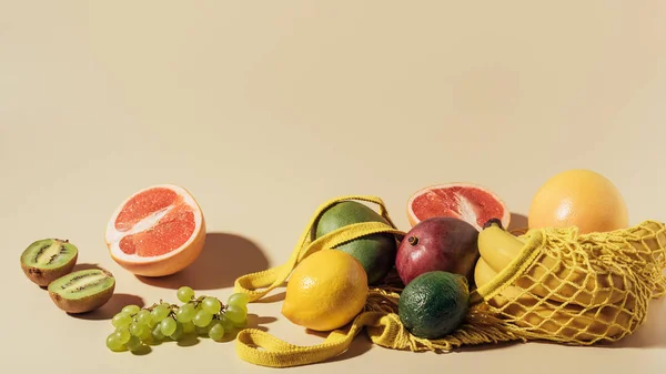 Frutas maduras frescas e saco de cordas em marrom — Fotografia de Stock