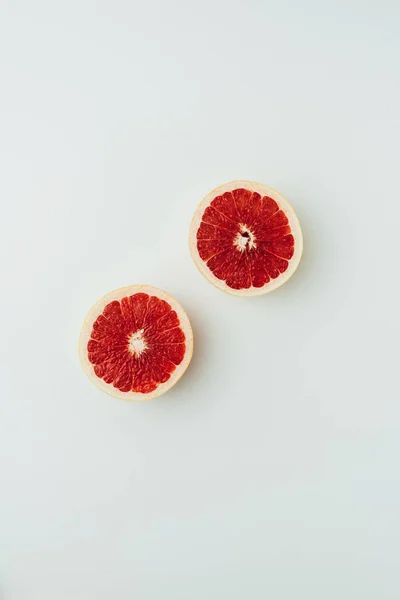 Top view of juicy grapefruit halves, on grey — Stock Photo