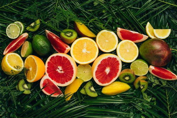 Vista superior de frutas tropicais frescas em folhas de palmeira — Fotografia de Stock