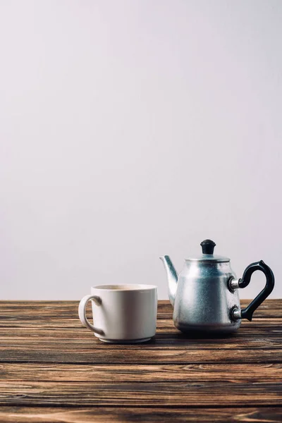 Xícara de café com moedor vintage na mesa de madeira rústica — Fotografia de Stock