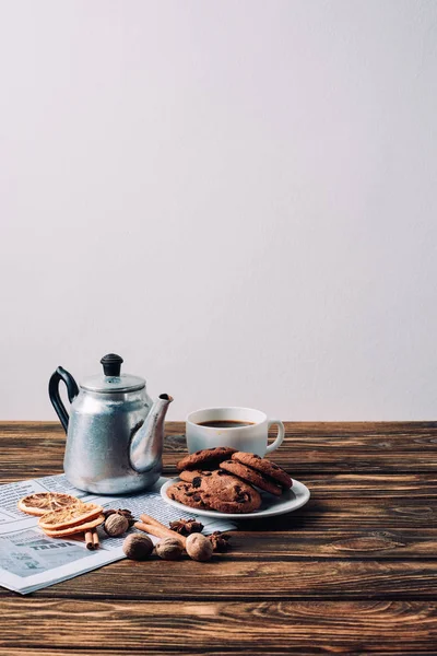 Taza de café con maceta de metal vintage y especias en mesa de madera rústica - foto de stock