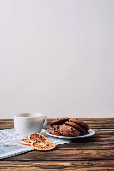 Taza de café con galletas y especias en la mesa de madera rústica - foto de stock