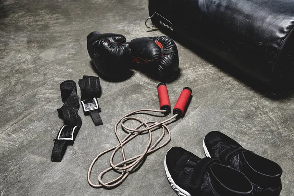 Vários equipamentos de boxe deitado na superfície de concreto — Fotografia de Stock