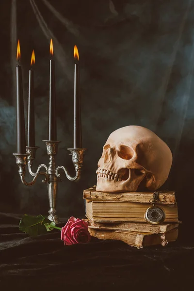 Decorazioni di Halloween e teschio su stoffa nera con fumo — Foto stock