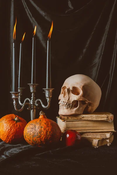 Citrouilles, crâne et décor d'Halloween sur tissu noir — Photo de stock