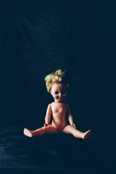 Muñeca espeluznante sentado en la oscuridad, aterradora decoración de halloween - foto de stock