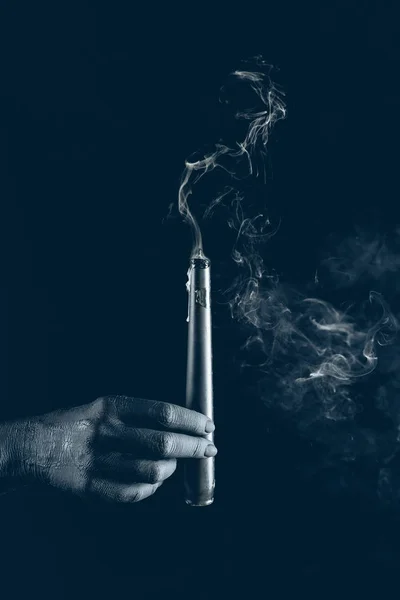 Обрізаний вид чорної руки з димчастими свічками, ізольовані на чорному — стокове фото