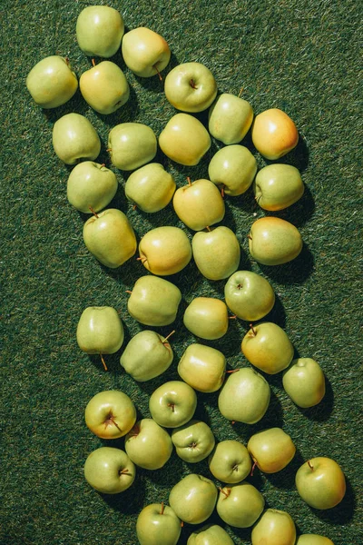Vista superior de manzanas verdes sobre fondo de hierba - foto de stock