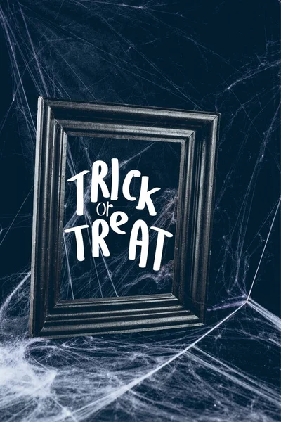 Marco negro en tela de araña, decoración de Halloween espeluznante con letras 
