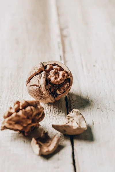 Nahaufnahme von Bio-geknackter Walnuss auf Holztisch — Stockfoto