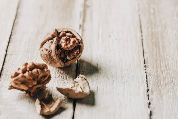 Vue rapprochée de délicieuses noix craquelées sur une table en bois — Photo de stock