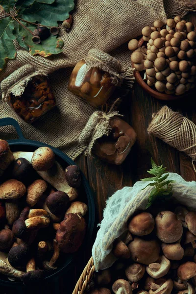 Vista dall'alto di gustosi funghi biologici freschi e sottaceti sul tavolo di legno — Foto stock