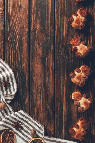 Top view of tasty homemade baked cookies in shape on bears and tablecloth on wooden table in bakery — Stock Photo