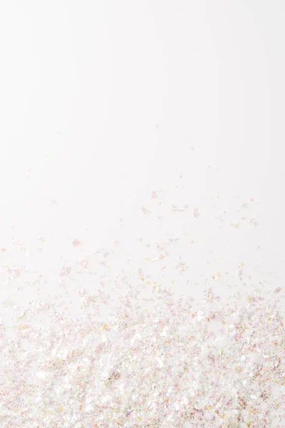 Верхний вид декоративных конфетти на белом фоне — стоковое фото