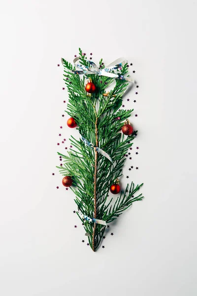 Ansicht von oben von grünen Kiefernzweig als festlichen Weihnachtsbaum auf weißem Hintergrund dekoriert — Stockfoto