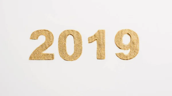 Vue du dessus de 2019 année signe fait de paillettes dorées isolées sur blanc — Photo de stock