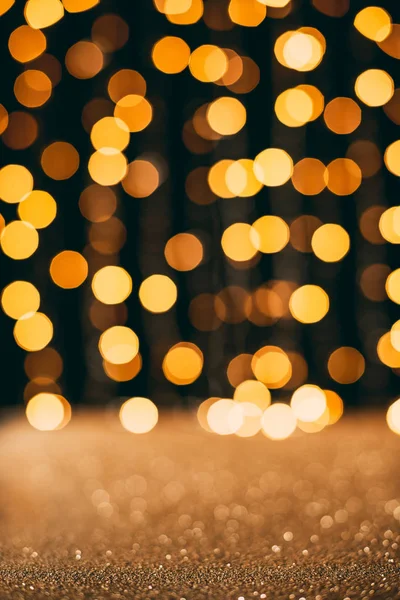 Paillettes scintillanti dorate con bokeh sullo sfondo, concetto di Natale — Foto stock