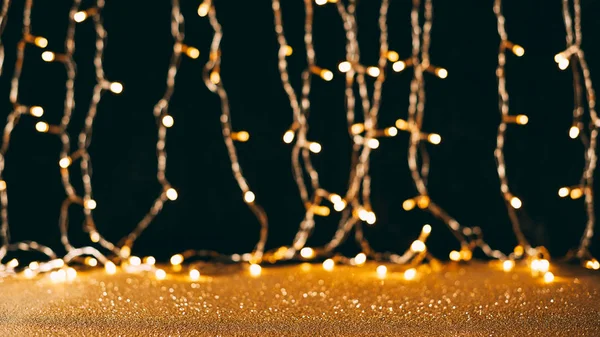 Lentejuelas brillantes y luz guirnalda, concepto de Navidad - foto de stock